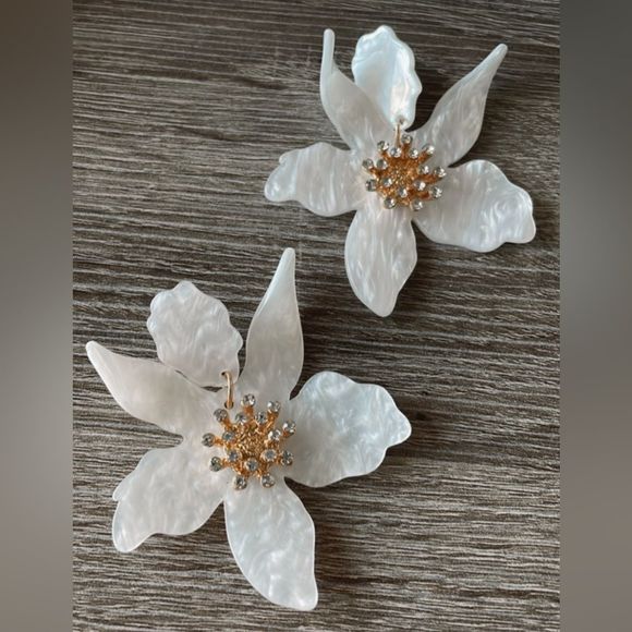 Anthropologie Jewelry - White Flower earrings A259